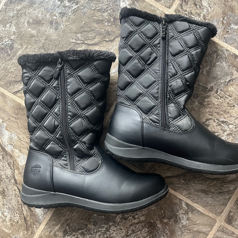 Totes Black Quilted Winter Boots 🖤